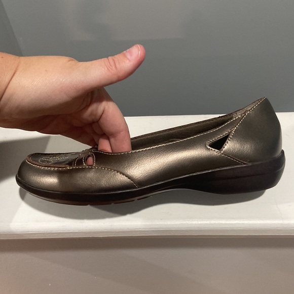 Clarks bendable leather flats slip ons Metallic bronze EUC size 7 - Picture 6 of 13